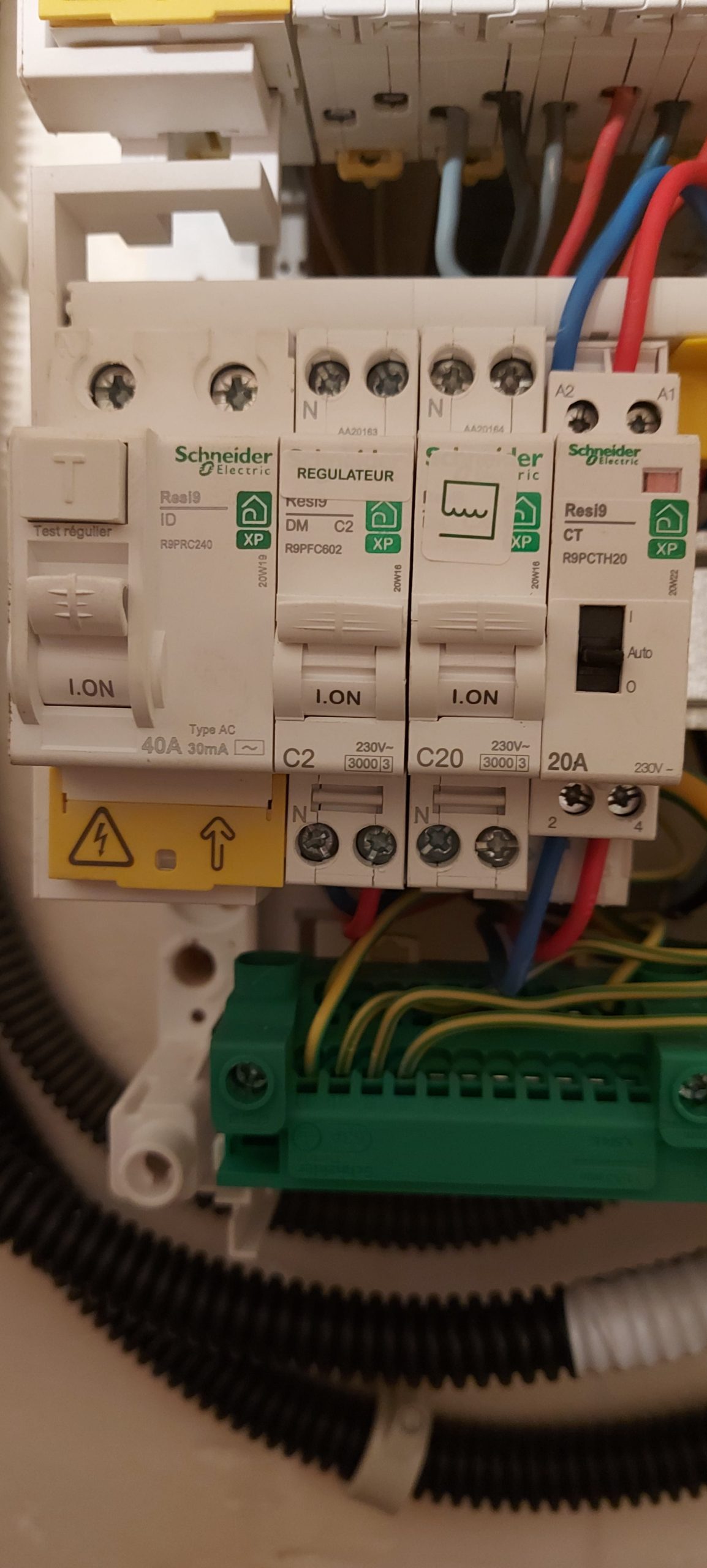 découvrez tout ce qu'il faut savoir sur le contacteur hc : un élément essentiel de votre installation électrique qui gère les heures creuses et pleines pour une consommation d'énergie optimale. apprenez comment il fonctionne, ses avantages et comment l'installer efficacement.