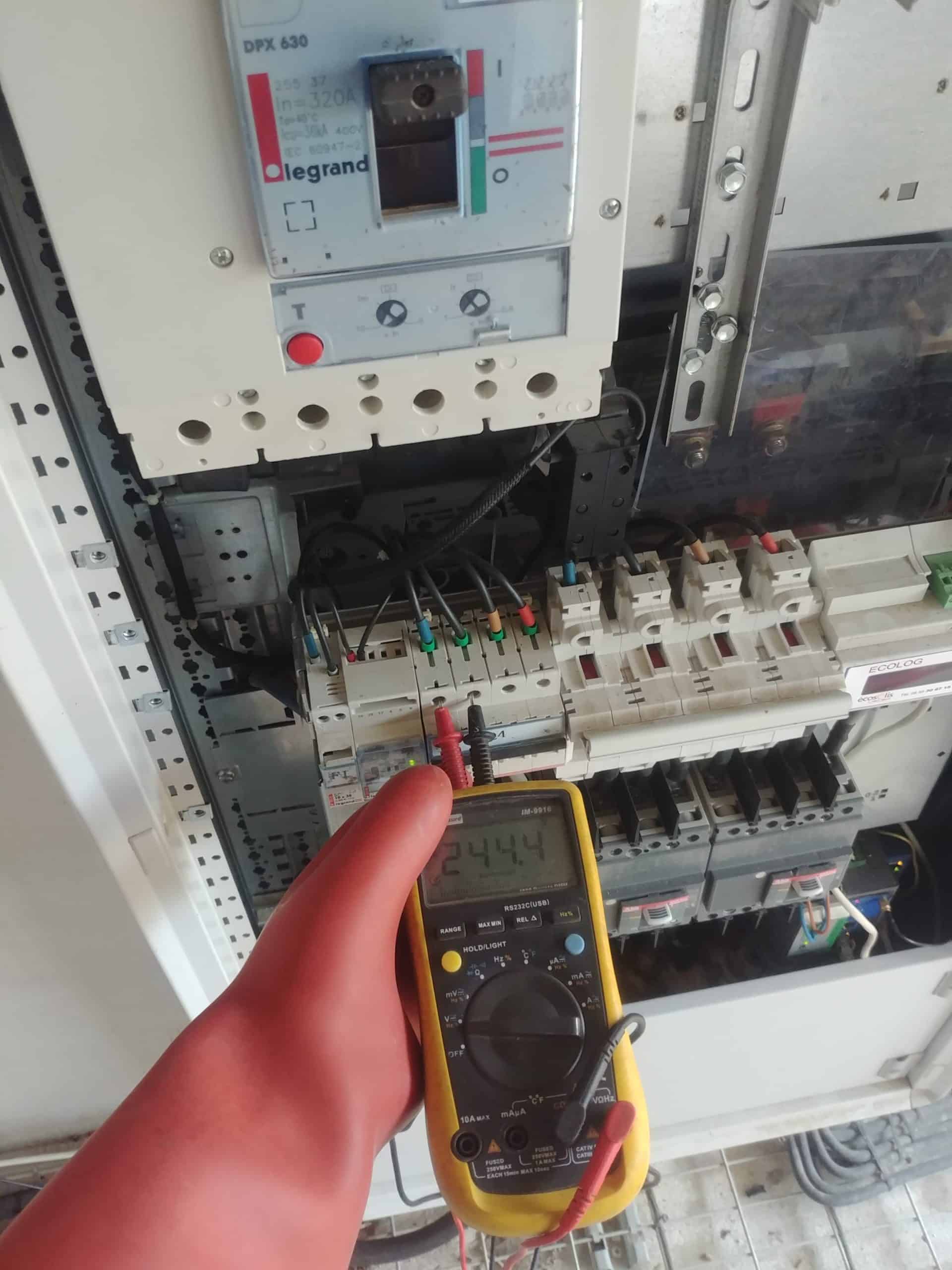 découvrez notre service de contrat de maintenance pour panneaux photovoltaïques (pv), garantissant une performance optimale et une durabilité prolongée de votre installation solaire. protégez votre investissement tout en réduisant les coûts d'entretien.