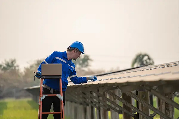 découvrez notre contrat de maintenance pour panneaux photovoltaïques (pv) qui garantit le bon fonctionnement et l'optimisation de votre installation solaire. profitez d'un service complet, incluant la vérification régulière, les réparations nécessaires, et un suivi personnalisé pour maximiser votre production d'énergie et protéger votre investissement.