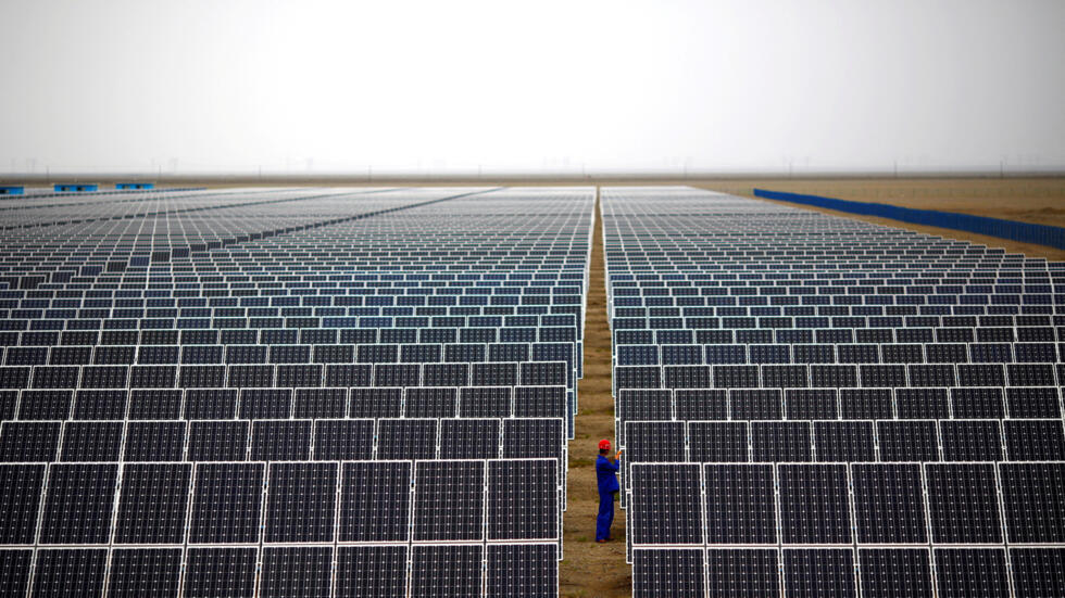 découvrez notre cours complet sur les panneaux solaires, conçu pour vous enseigner les fondamentaux de l'énergie solaire, l'installation des systèmes photovoltaïques et leur entretien. idéal pour les professionnels et les particuliers souhaitant obtenir des compétences pratiques et théoriques dans ce domaine en pleine croissance.
