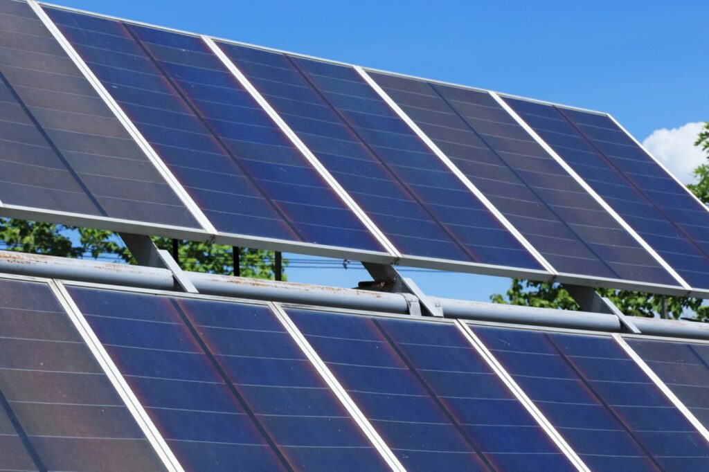 découvrez tout ce qu'il faut savoir sur le coût d'installation des panneaux solaires. obtenez des conseils, des estimations de prix et des informations sur les aides financières disponibles pour rendre votre projet solaire accessible et rentable.