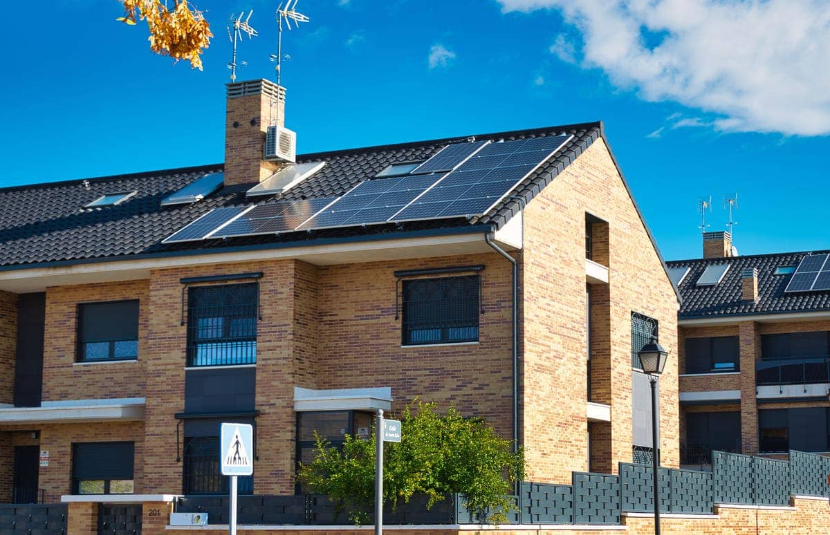 découvrez tout ce qu'il faut savoir sur le coût des panneaux solaires. explorez les différents facteurs influençant le prix, les aides financières disponibles, et les économies potentielles sur vos factures d'énergie. investissez dans l'énergie solaire et réduisez votre empreinte carbone.