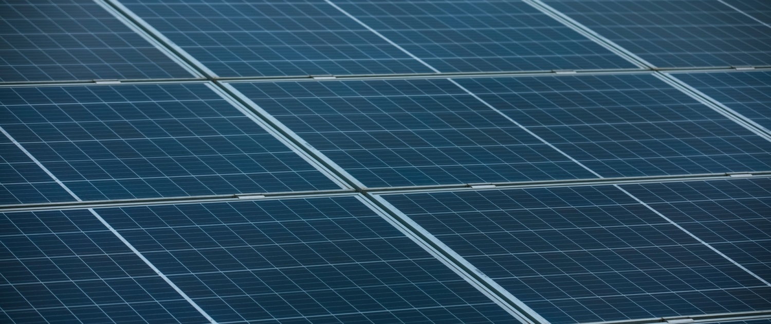 découvrez tout ce qu'il faut savoir sur le coût photovoltaïque : analyse des prix, facteurs influençant les dépenses, aides financières disponibles et retour sur investissement pour vous aider à prendre une décision éclairée sur l'énergie solaire.