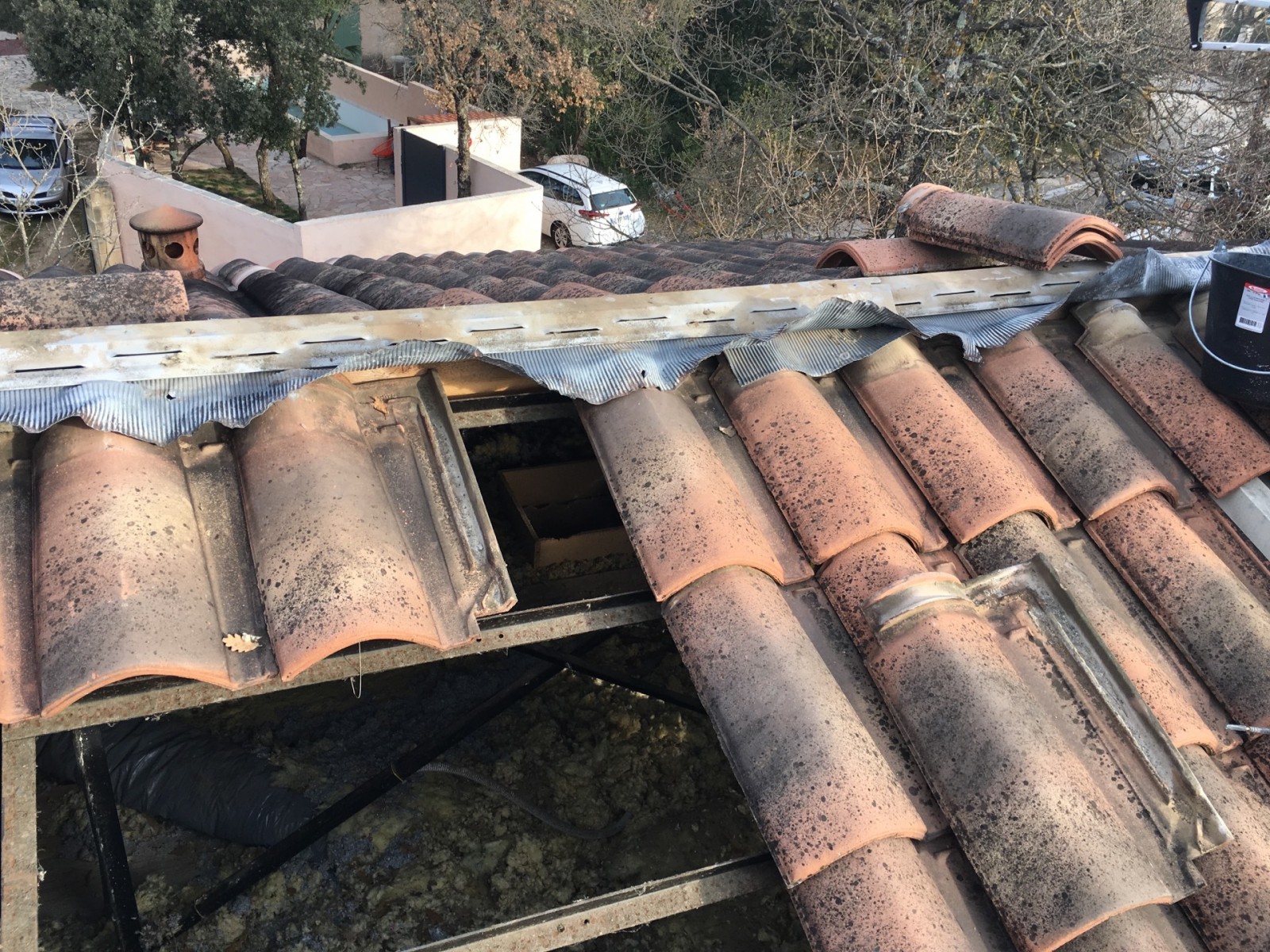 découvrez nos solutions de couverture en tuile adaptées aux charpentes en métal. alliez esthétisme et durabilité pour votre bâtiment avec des matériaux de qualité, spécialement conçus pour résister aux intempéries tout en offrant un style moderne.