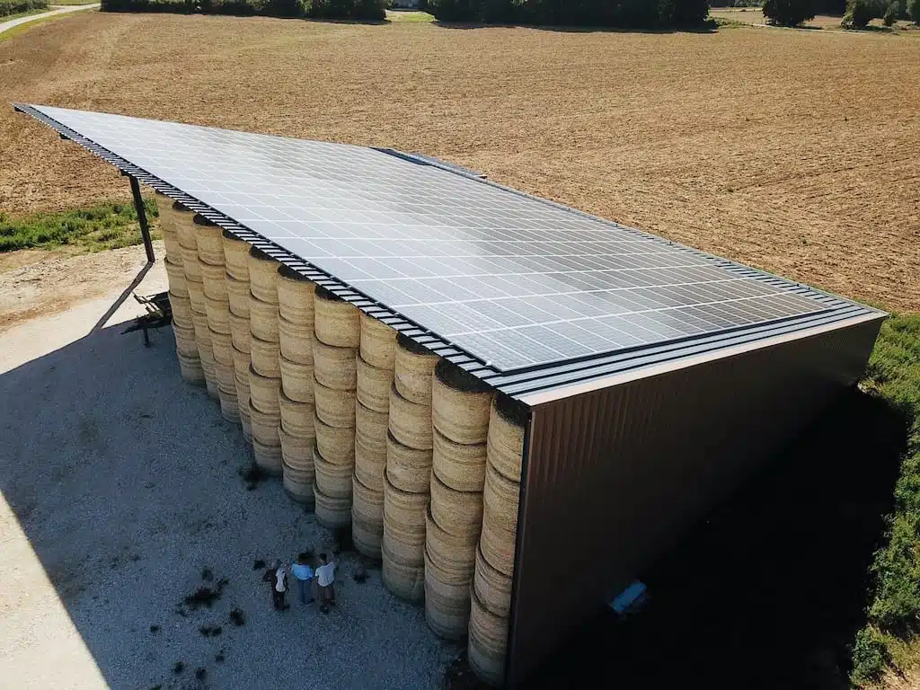 découvrez la définition d'un panneau solaire, son fonctionnement et ses applications. apprenez comment cette technologie contribue à la production d'énergie renouvelable et à la protection de l'environnement.