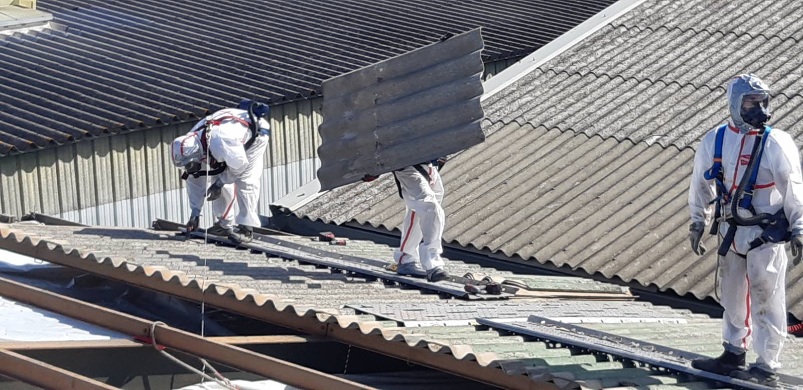 découvrez le processus de désamiantage pour les panneaux photovoltaïques (pv) avec nos experts. assurez la sécurité de votre environnement tout en préservant l'efficacité de votre installation solaire. informez-vous sur les techniques et réglementations en vigueur.