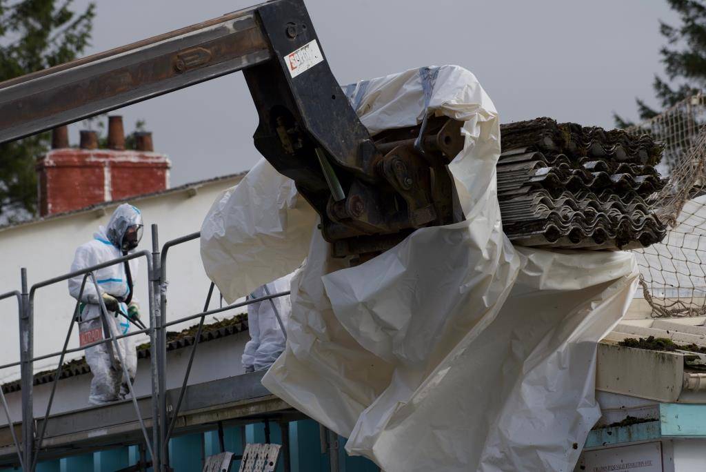 découvrez nos services de désamiantage pour panneaux photovoltaïques. notre équipe d'experts assure une intervention sécurisée et conforme aux normes afin de garantir un environnement sain. faites confiance à nos solutions efficaces pour un démantelement sans risques.