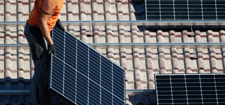 découvrez les différences clés entre les panneaux thermiques et photovoltaïques. apprenez comment chaque technologie exploite l'énergie solaire, leurs applications respectives et comment choisir la meilleure option pour vos besoins énergétiques.