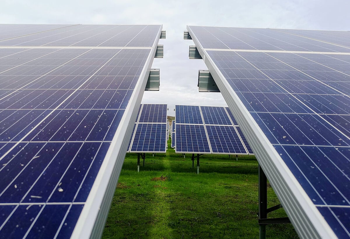 découvrez la distinction entre panneaux solaires et photovoltaïques, apprenez comment ces technologies capturent l'énergie et contribuent à la production d'électricité verte. informez-vous sur leurs fonctionnalités, avantages et applications pour faire le meilleur choix pour votre projet énergétique.