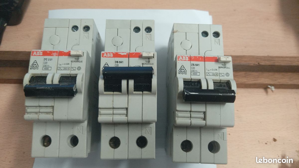 découvrez notre gamme de disjoncteurs amp, conçus pour assurer la sécurité de vos installations électriques. performants et fiables, ces disjoncteurs protègent vos circuits contre les surcharges et les courts-circuits. bénéficiez d'une protection optimale pour votre maison ou votre entreprise.