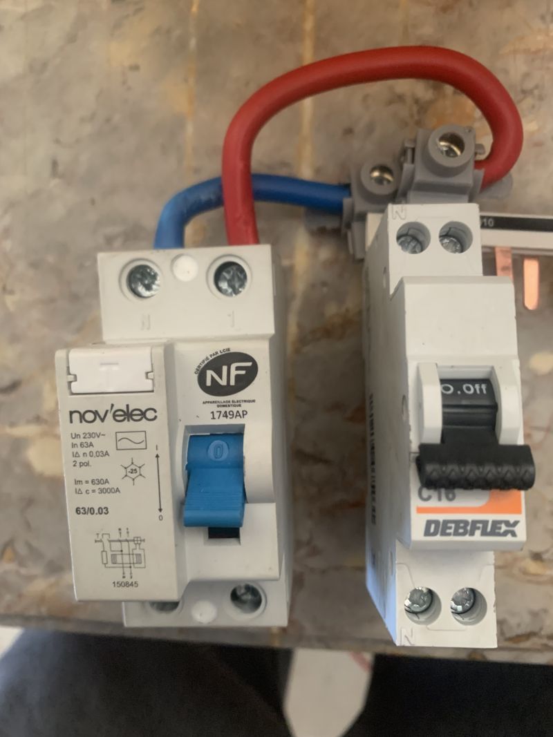 découvrez le disjoncteur cascade, un dispositif innovant garantissant une protection optimale de vos installations électriques. prévenez les surcharges et les courants de défaut avec efficacité, tout en assurant un fonctionnement sûr et fiable de votre réseau électrique.