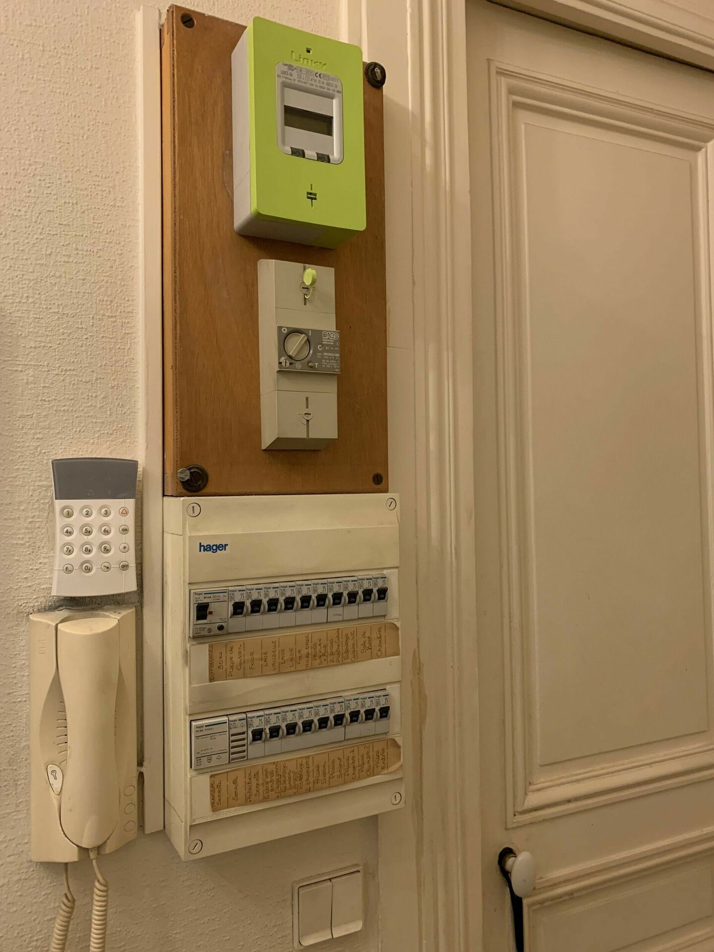 découvrez le disjoncteur cascade, un dispositif essentiel pour garantir la sécurité électrique de votre installation. apprenez comment il fonctionne, ses avantages et pourquoi il est indispensable pour prévenir les surcharges et les courts-circuits.