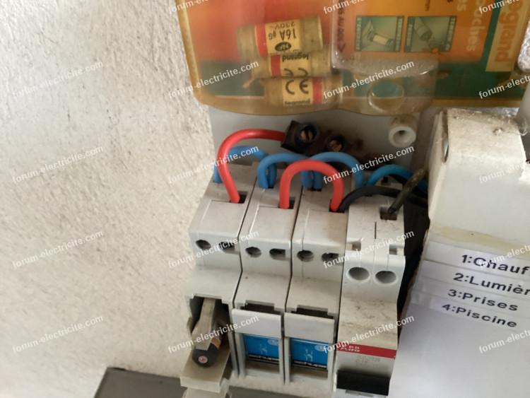 découvrez le disjoncteur différentiel cascade, un dispositif essentiel pour protéger votre installation électrique des défauts d'isolement. ce système innovant assure une sécurité accrue en évitant les risques d'électrocution et en garantissant un fonctionnement optimal de vos appareils. optez pour une protection fiable et efficace avec le disjoncteur différentiel cascade.