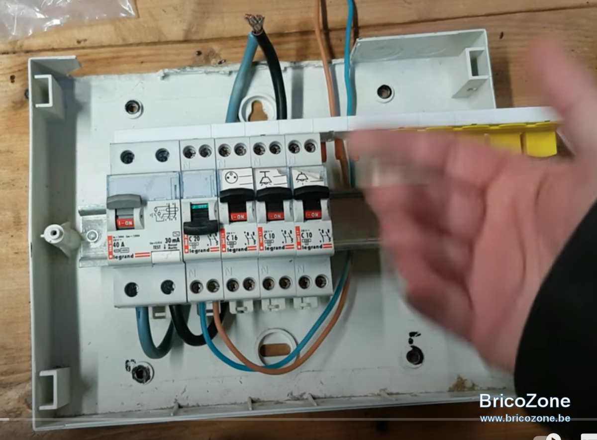 découvrez le fonctionnement et les avantages du disjoncteur en cascade, une solution efficace pour la protection électrique de vos installations. idéal pour optimiser la sécurité tout en assurant la continuité de service, ce dispositif innovant prévient les surcharges et les courts-circuits.