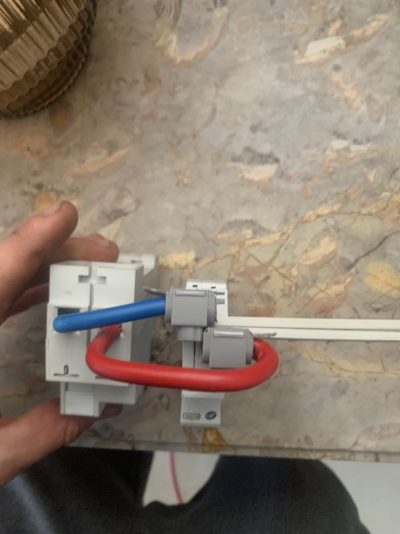 découvrez tout sur le disjoncteur en cascade : son fonctionnement, ses avantages et son utilisation dans les installations électriques pour garantir une protection optimale contre les surintensités.