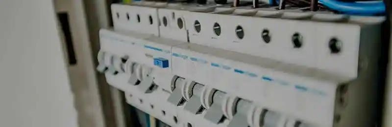 découvrez tout sur les disjoncteurs orage, des dispositifs essentiels pour protéger vos installations électriques contre les surtensions causées par les orages. apprenez comment choisir et installer ces équipements pour assurer la sécurité de votre maison.
