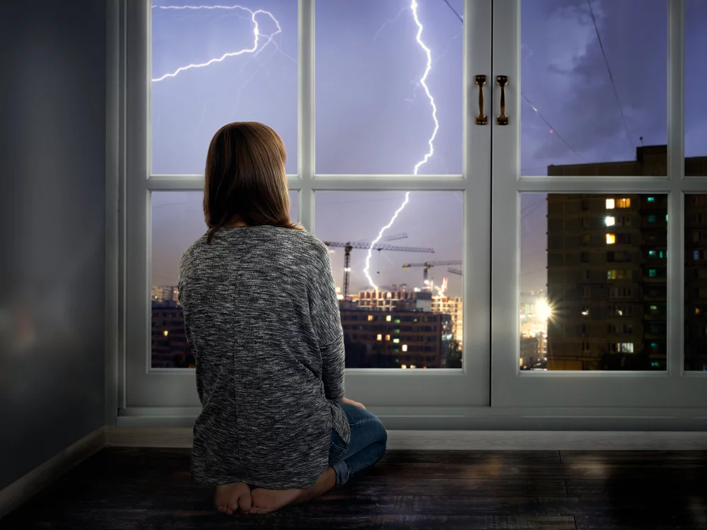 découvrez comment protéger vos appareils électriques des orages avec un disjoncteur spécialement conçu pour résister aux surtensions. informez-vous sur son fonctionnement, ses avantages et l'importance de l'utiliser pour assurer la sécurité de votre installation électrique.