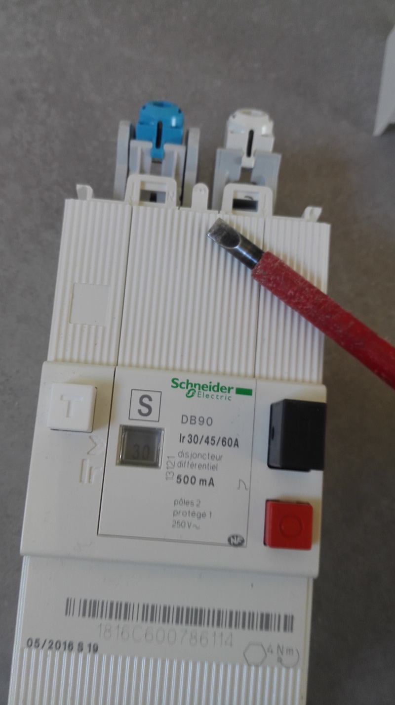 découvrez les causes courantes des disjoncteurs qui sautent et apprenez comment résoudre ce problème électrique. protégez votre installation et assurez la sécurité de votre foyer avec nos conseils pratiques.