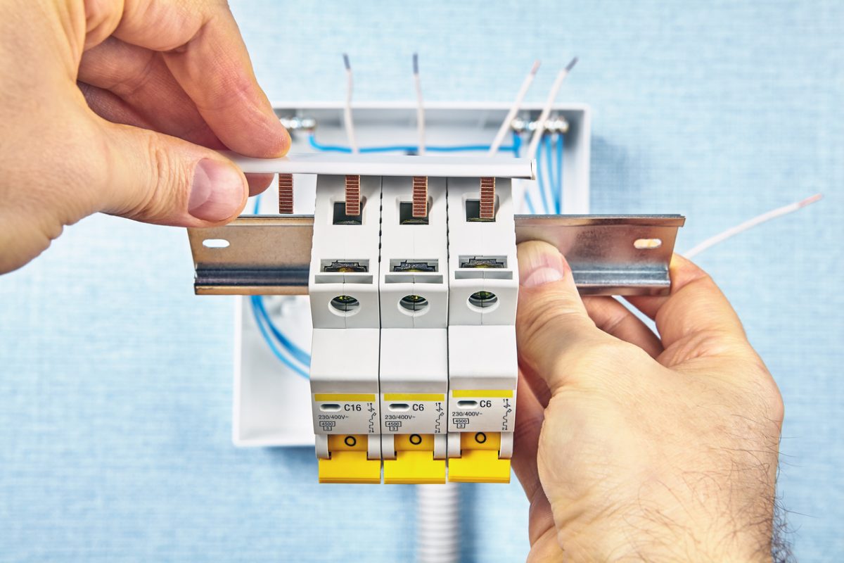 découvrez tout sur le disjoncteur, un élément crucial de votre installation électrique. apprenez son fonctionnement, ses types et comment choisir le bon disjoncteur pour assurer sécurité et protection de vos appareils.