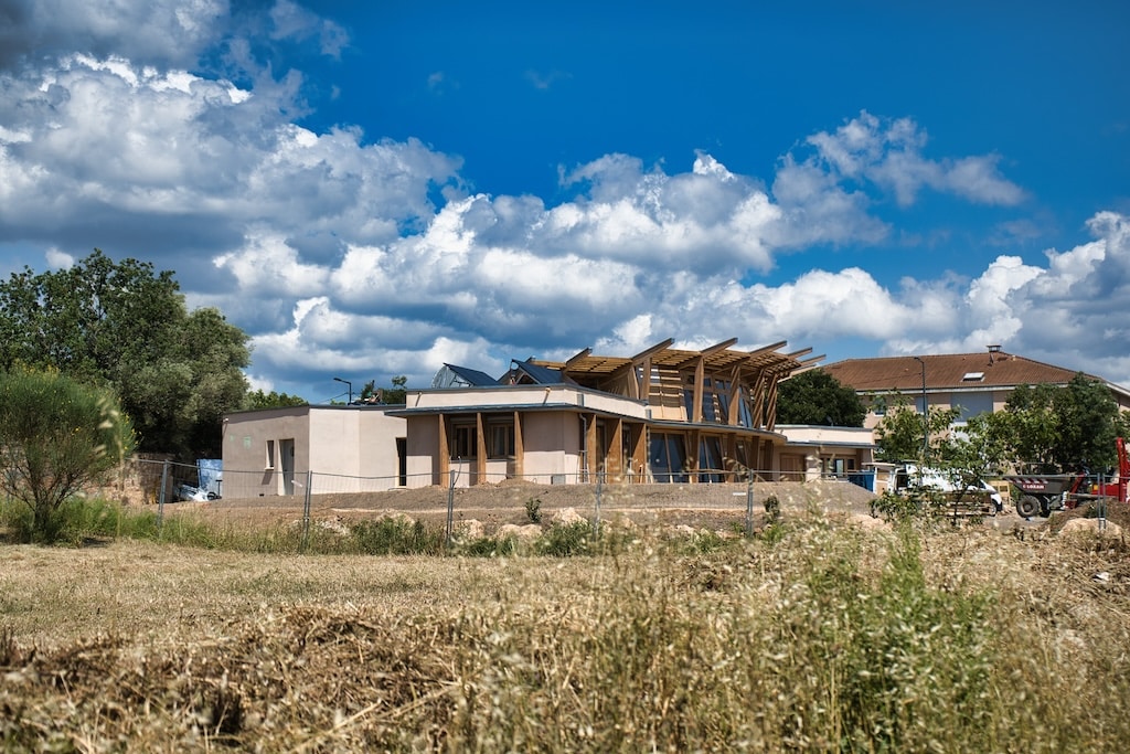 découvrez dualsun marseille, une entreprise innovante spécialisée dans les solutions énergétiques durables. profitez de panneaux solaires hybrides performants qui allient production d'électricité et d'eau chaude, tout en contribuant à un avenir énergétique responsable. rejoignez la transition énergétique à marseille avec dualsun.