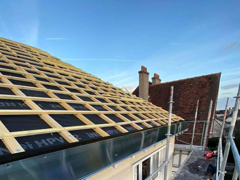 découvrez tout ce qu'il faut savoir sur la durée de vie des écrans sous-toit. optimisez l'installation et le choix de vos matériaux pour garantir une protection efficace et durable. profitez de conseils d'experts pour assurer la longévité de votre toiture.