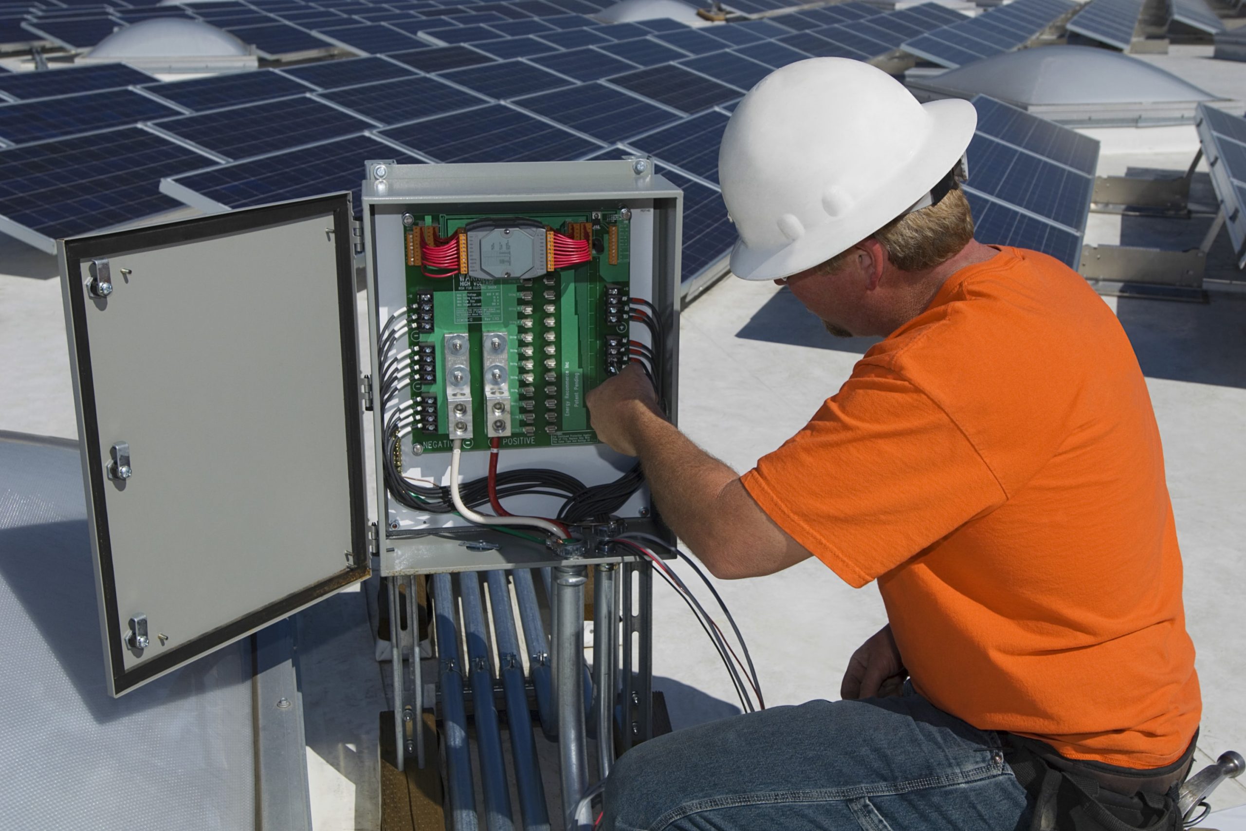 découvrez tout sur la durée de vie des onduleurs photovoltaïques. apprenez à optimiser la durée de fonctionnement de votre installation solaire pour maximiser votre investissement et assurer une production d'énergie efficace.