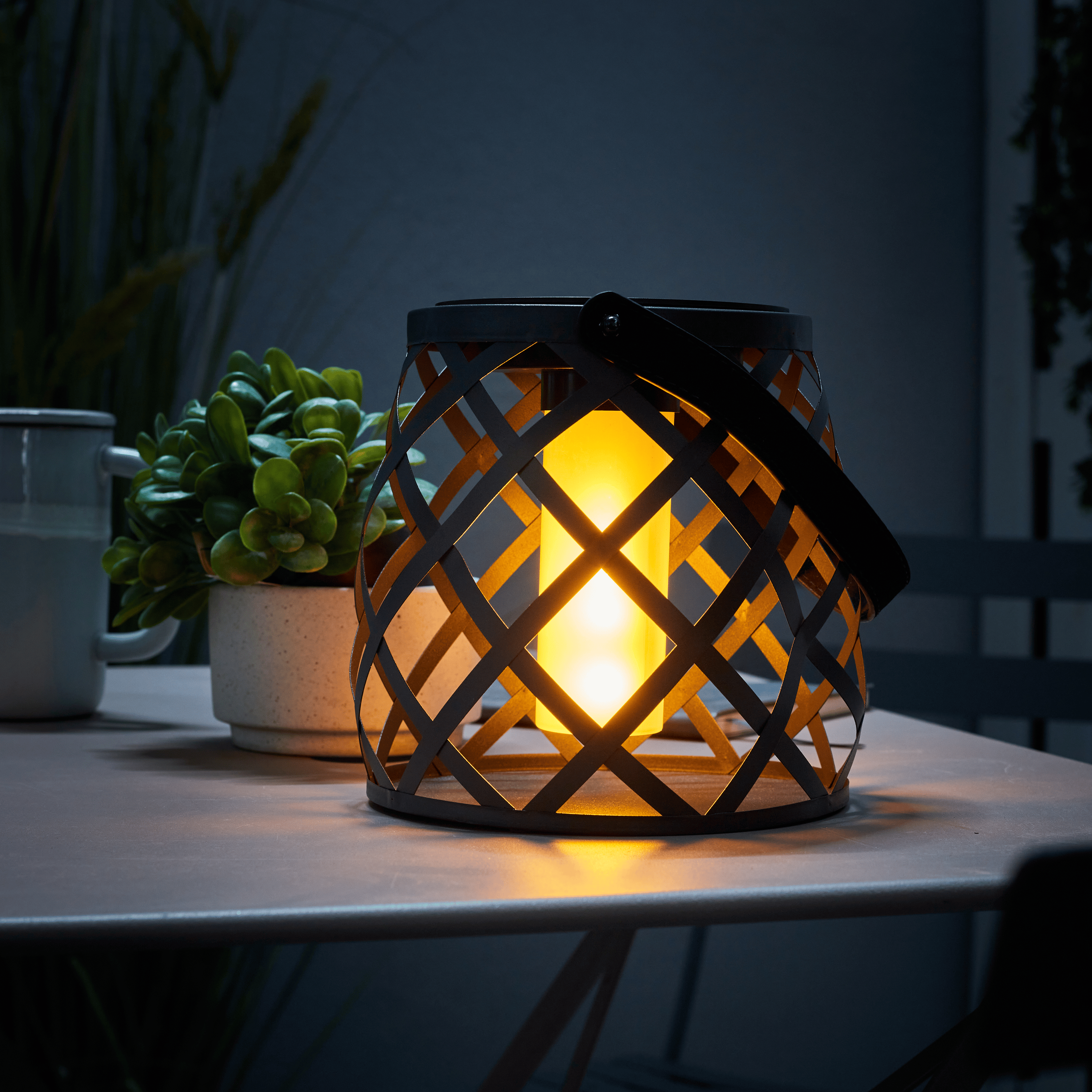 découvrez notre sélection d'éclairage solaire chez leroy merlin, alliant design moderne et efficacité énergétique. idéal pour illuminer votre jardin, terrasse ou allée tout en respectant l'environnement. profitez d'une lumière douce et chaleureuse grâce à nos solutions lumineuses solaires simples à installer.