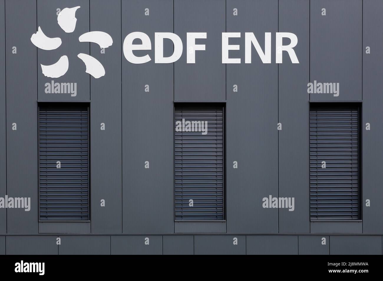 découvrez edf enr, la filiale d'edf spécialisée dans les énergies renouvelables. profitez d'offres innovantes pour des solutions énergétiques durables et respectueuses de l'environnement. informez-vous sur les installations solaires, éoliennes et d'autres projets verts qui contribuent à la transition énergétique.
