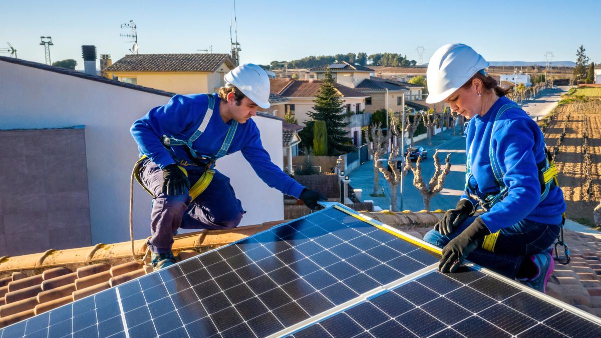 découvrez nos services d'électricien spécialisé en panneaux photovoltaïques (pv) pour une installation solaire efficace et durable. profitez d'une énergie renouvelable tout en réduisant vos factures d'électricité. contactez-nous pour un devis personnalisé !