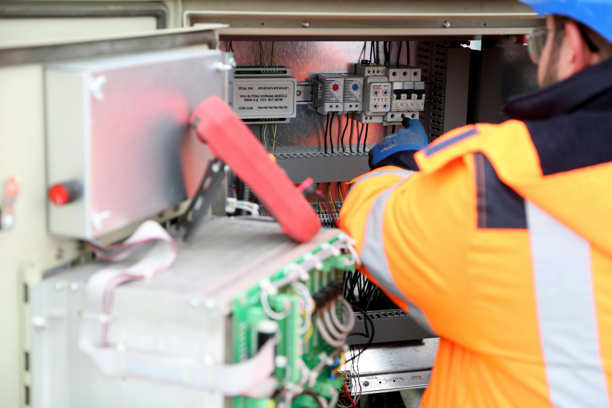 découvrez nos services d'électricien spécialisé en photovoltaïque (pv) pour l'installation, la maintenance et l'optimisation de votre système solaire. bénéficiez d'une expertise reconnue et d'une performance énergétique maximale tout en réduisant votre empreinte carbone.