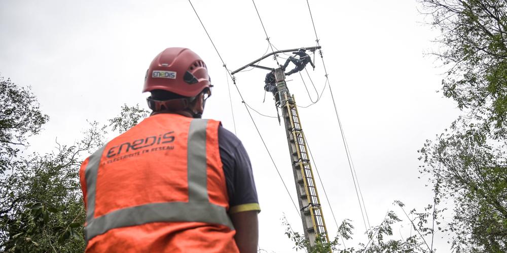 découvrez notre guide complet sur l'électricité de terrain, incluant des conseils pratiques pour l'installation, la sécurité et la gestion de l'alimentation électrique sur vos sites extérieurs.