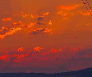 découvrez l'emplacement exclusif de 'in sun we trust', un lieu où le soleil et les bonnes vibrations se rencontrent. profitez d'une expérience unique alliant détente, nature et convivialité dans un cadre ensoleillé.