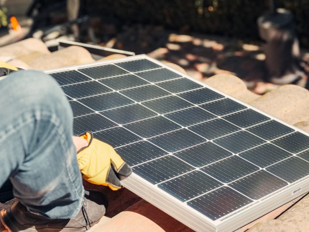 découvrez l'impact environnemental des panneaux photovoltaïques et comment réduire leur empreinte carbone au cours de leur cycle de vie. informez-vous sur les solutions durables et les innovations qui font du solaire une énergie propre et responsable.