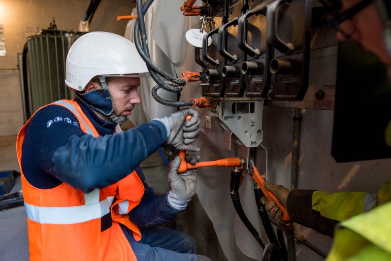 découvrez tout ce qu'il faut savoir sur le consuel pour les installations électriques avec enedis. obtenez des informations sur la procédure de contrôle, les normes de sécurité à respecter et les étapes nécessaires pour garantir une mise en service rapide et conforme de votre installation.