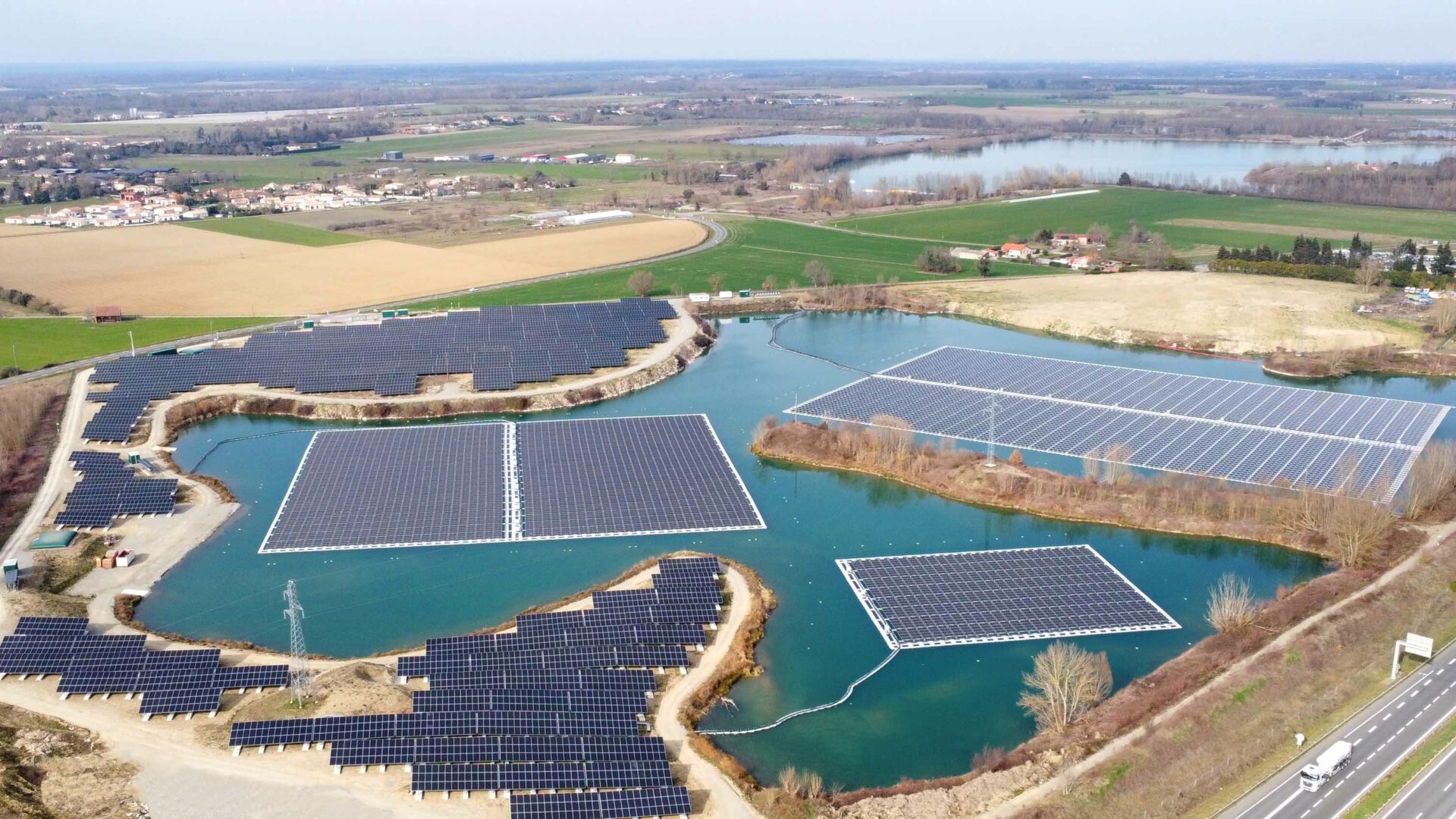 découvrez comment l'énergie solaire urbaine transforme nos villes en réduisant l'empreinte carbone, en améliorant l'efficacité énergétique et en offrant des solutions durables pour un avenir plus vert. explorez les innovations, les bénéfices et les projets inspirants qui font briller le photovoltaïque dans nos environnements urbains.