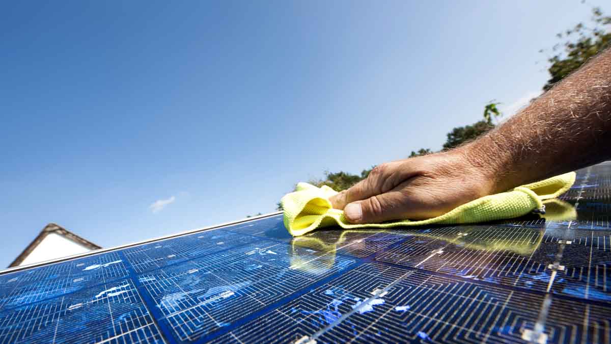 découvrez comment entretenir efficacement vos panneaux solaires pour maximiser leur performance et prolonger leur durée de vie. suivez nos conseils pratiques pour un nettoyage optimal et une surveillance régulière de votre installation photovoltaïque.