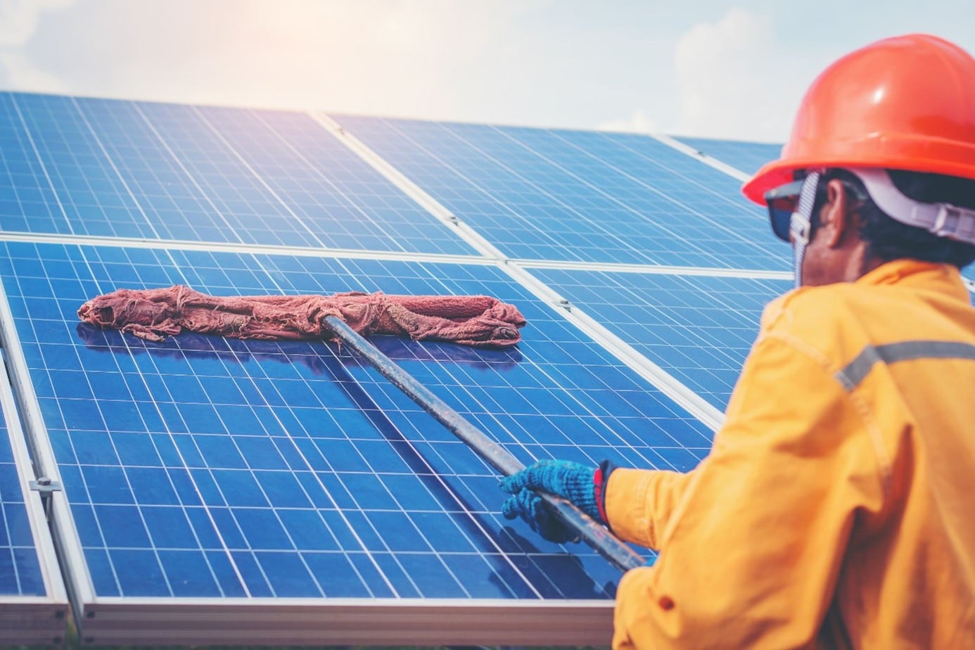 découvrez l'importance de l'entretien des panneaux solaires pour garantir leur efficacité et prolonger leur durée de vie. apprenez les meilleures pratiques et conseils pour un nettoyage optimal et un suivi régulier.