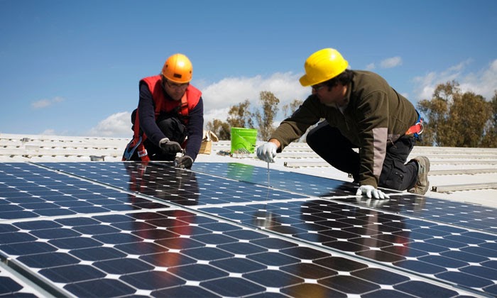 découvrez l'importance de l'entretien photovoltaïque pour optimiser la performance de vos panneaux solaires. nos conseils et services spécialisés garantissent un fonctionnement optimal et prolongent la durée de vie de votre installation. protégez votre investissement et maximisez vos économies d'énergie.
