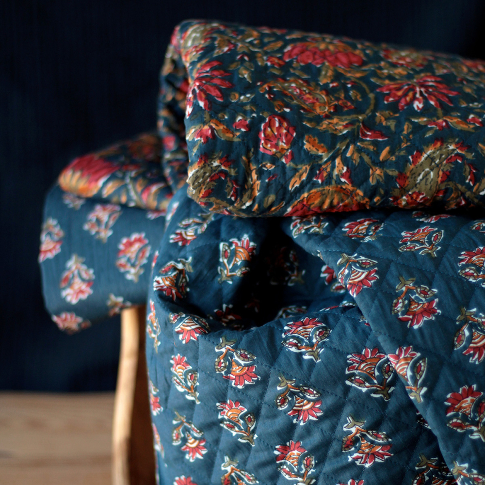 découvrez notre large sélection de tissus de qualité, adaptés à tous vos projets de couture et de décoration. que vous recherchiez des tissus élégants, durables ou originaux, nous avons ce qu'il vous faut pour donner vie à vos idées créatives.