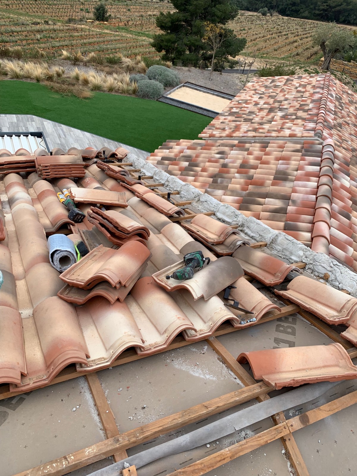 découvrez nos solutions de fixation pour panneaux solaires sur tuile, conçues pour garantir une installation sécurisée et efficace. profitez d'une énergie renouvelable tout en préservant l'esthétique de votre toiture.