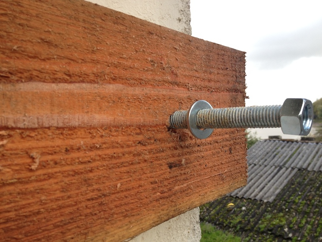 découvrez nos solutions efficaces pour fixer le bois de votre toit. assurez la durabilité et la sécurité de votre toiture grâce à nos conseils et produits adaptés aux différents types de structures en bois.