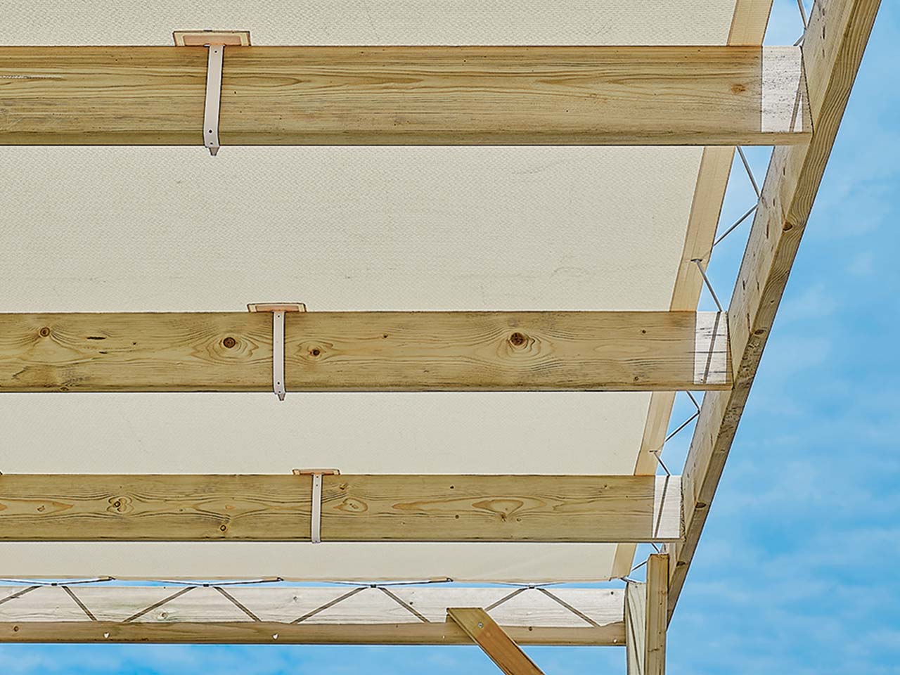 découvrez nos conseils pour fixer une planche sur le toit en toute sécurité. suivez nos étapes détaillées pour un résultat durable et esthétique, idéal pour tous vos projets de rénovation.