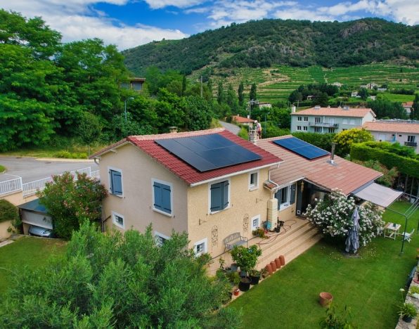 découvrez le fonctionnement des panneaux aérovoltaïques, une technologie innovante alliant production d'énergie solaire et gestion de la chaleur. apprenez comment ces systèmes optimisent l'efficacité énergétique tout en réduisant l'empreinte carbone.