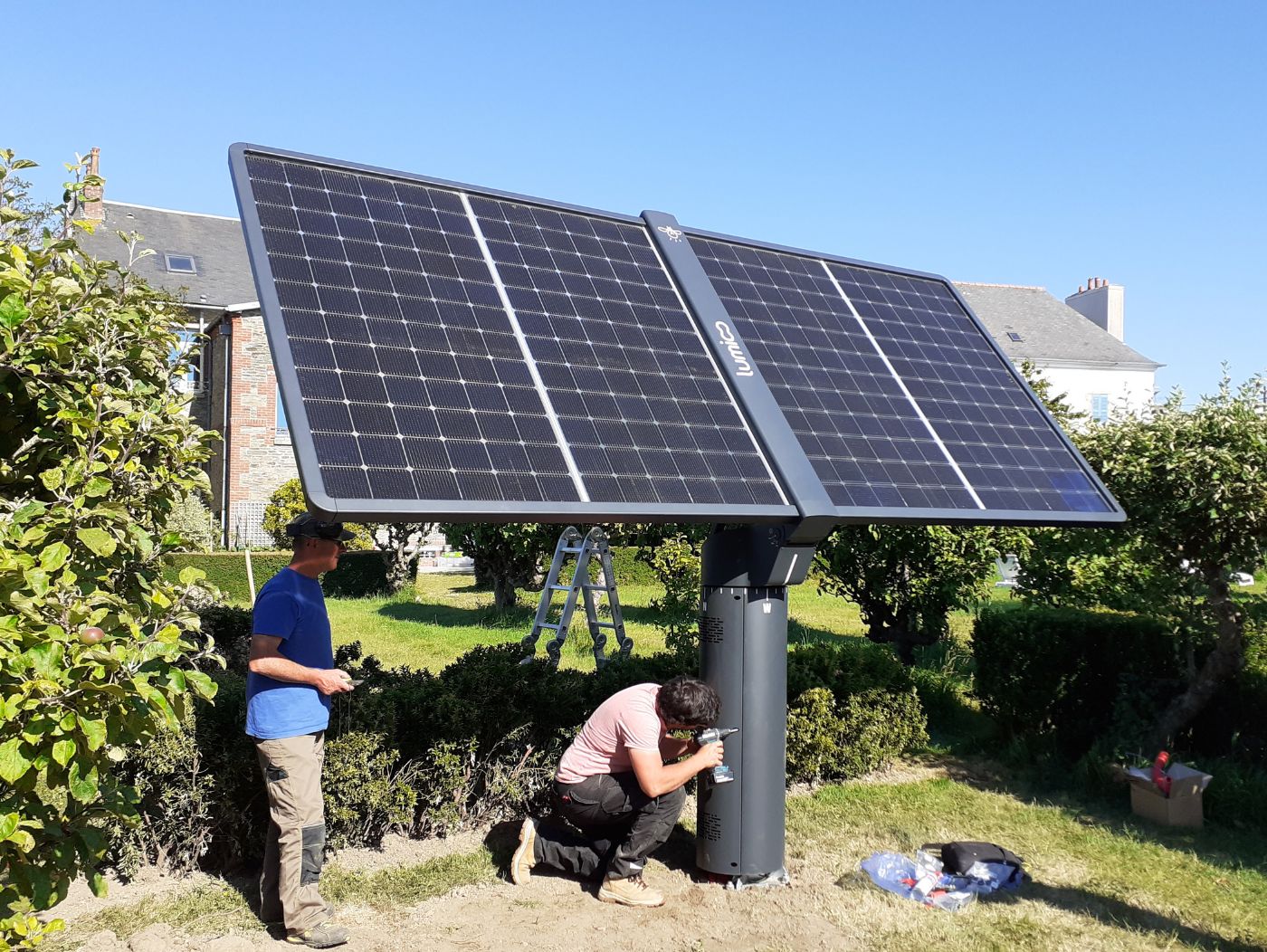 découvrez le fonctionnement d'un traqueur solaire : un dispositif innovant qui optimise la capture de l'énergie solaire en ajustant l'angle des panneaux photovoltaïques selon la position du soleil. améliorez l'efficacité de votre installation et maximisez votre production d'énergie renouvelable.