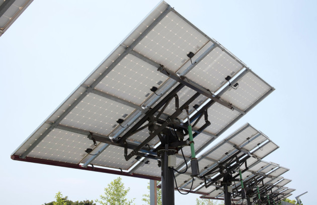 découvrez le fonctionnement d'un traqueur solaire, un dispositif innovant qui optimise la capture d'énergie solaire en suivant le mouvement du soleil. apprenez comment cette technologie améliore l'efficacité des panneaux solaires en maximisant leur exposition à la lumière naturelle tout au long de la journée.