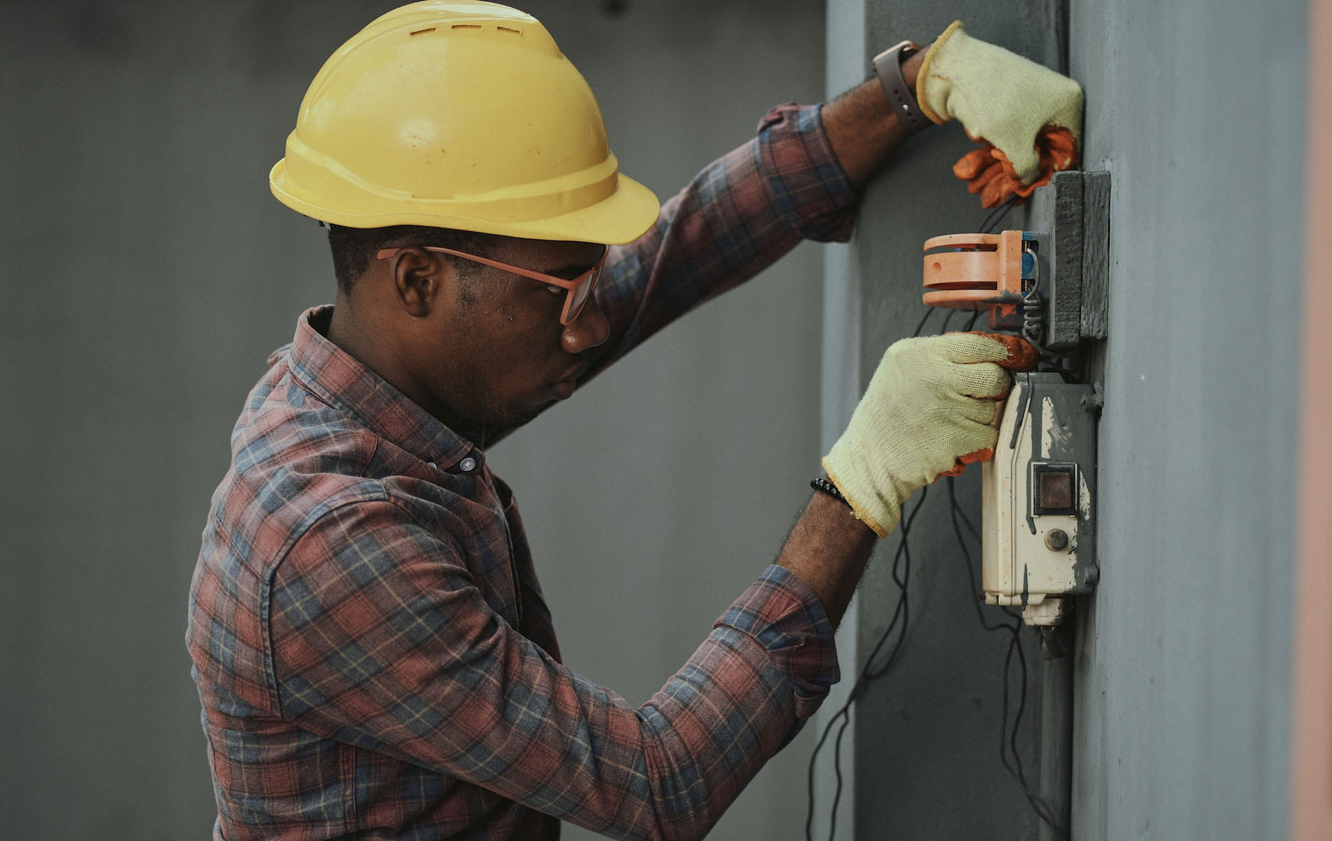 découvrez notre formation spécialisée pour devenir électricien photovoltaïque. apprenez à installer et à entretenir des systèmes solaires, tout en bénéficiant d'un enseignement pratique et théorique adapté aux besoins du marché. formez-vous aux dernières technologies et boostez votre carrière dans le secteur des énergies renouvelables.