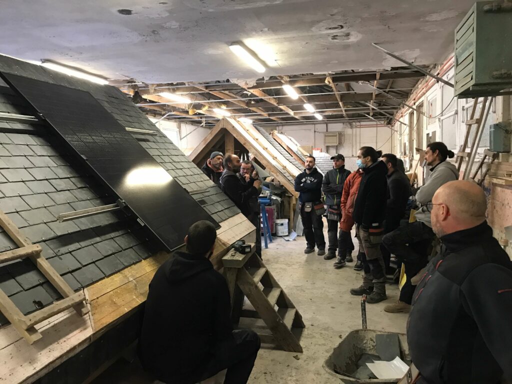 découvrez notre formation spécialisée pour devenir installateur photovoltaïque. apprenez les techniques et compétences essentielles pour concevoir, installer et entretenir des systèmes solaires photovoltaiques. rejoignez-nous et participez à la transition énergétique tout en développant votre carrière dans les énergies renouvelables.