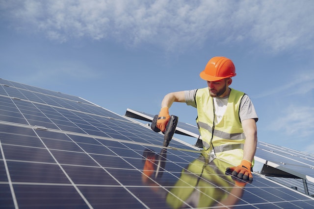 découvrez notre formation photovoltaïque complète qui vous permettra d'apprendre à concevoir, installer et entretenir des systèmes solaires. idéale pour les professionnels du secteur ou les passionnés d'énergie renouvelable, cette formation allie théorie et pratique pour vous préparer à relever les défis du marché.