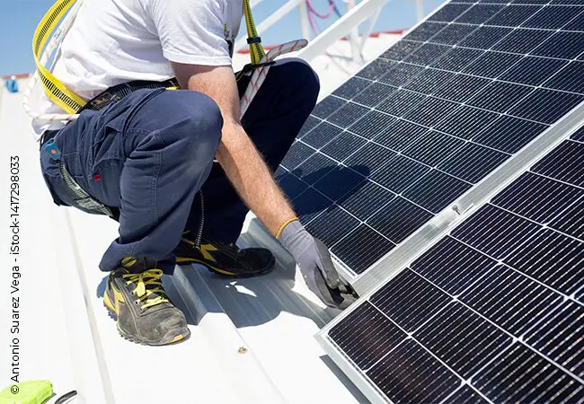 découvrez notre formation photovoltaïque complète pour maîtriser les installations solaires. apprenez les principes de fonctionnement, les techniques d'installation et les normes de sécurité pour réussir dans le domaine des énergies renouvelables.