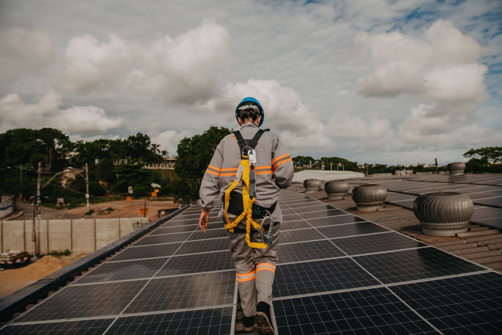 découvrez notre formation complète pour devenir technicien photovoltaïque. apprenez à concevoir, installer et entretenir des systèmes solaires photovoltaïques, tout en maîtrisant les normes et réglementations en vigueur. rejoignez-nous pour développer vos compétences dans un secteur en pleine expansion et contribuer à la transition énergétique.